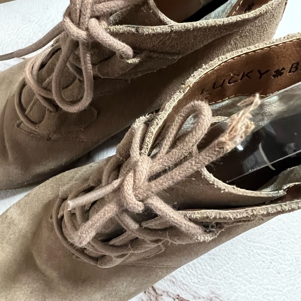 Lucky Brand Jaemma Suede Wedge Ankle Boots Size 8 Tan / Taupe. - Picture 6 of 9